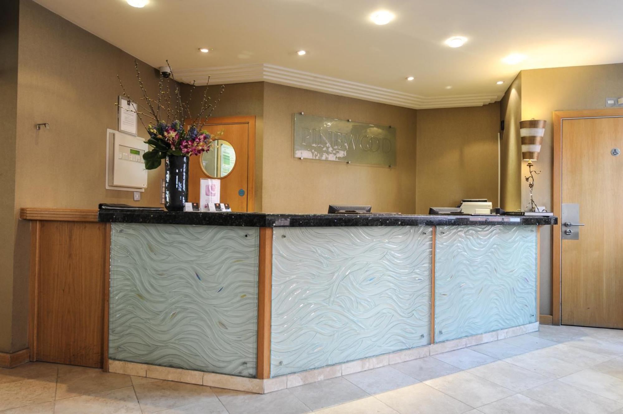 The Pinewood Hotel Slough Exterior foto